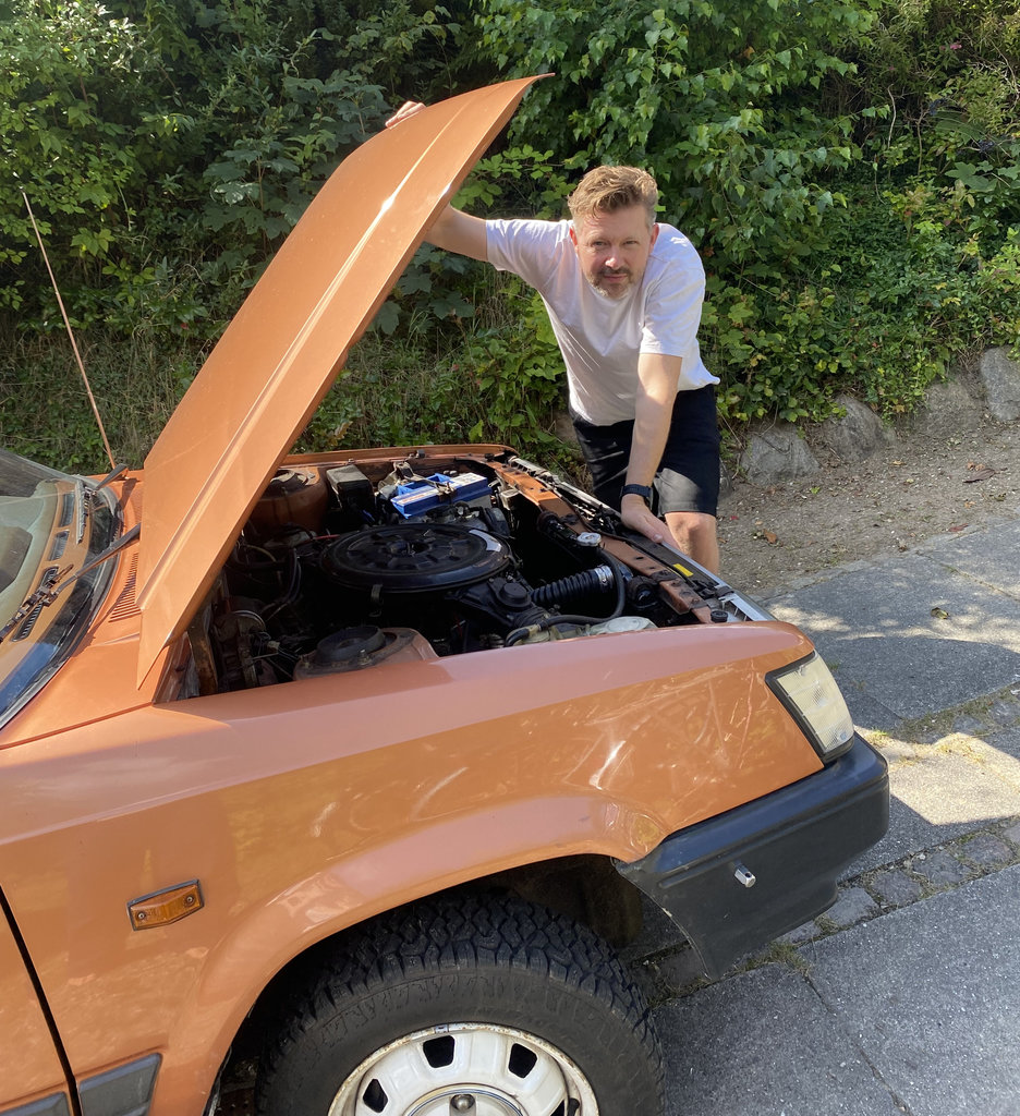 David Mortensen giver bilen et servicetjek
(Foto: David Mortensen og Tercel-teamet)